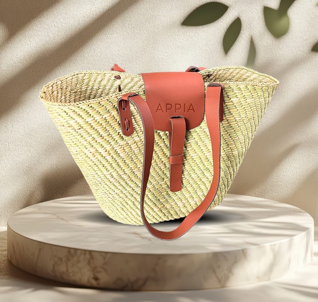 Sac Milulu Naturel Appia Market porté épaule, détail bandoulière cuir, accessoire mode africain