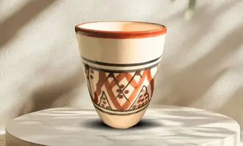 Tasse en céramique marocaine faite main avec motifs géométriques marron et noir, décoration de table artisanale.