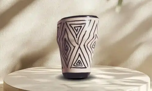 Tasse en céramique marocaine motif zèbre avec dessins géométriques noirs, objet de décoration éthique Appia Market.